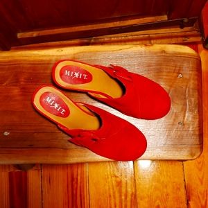 Mix It red buckle clogs